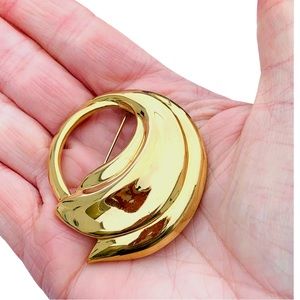 Vintage Crown TRIFARI Large Gold Tone Swirled Circle Brooch Pin